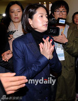 组图：韩星沈银河隐退10年终亮相 助阵丈夫新书发布