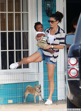 组图：桑德拉-布洛克怀抱养女不熟练上演金鸡独立