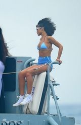 组图：蕾哈娜比基尼狂露八字奶 爆炸冲天头抢眼