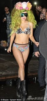 组图：Gaga顶花朵化身海之女 穿丁字裤风骚秀臀