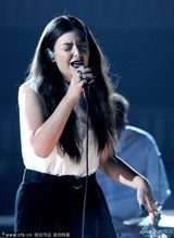 组图：Lorde获最佳流行歌手 红黑唇个性献唱