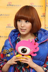 高清组图：对话韩国新人歌手IU 甜甜浅笑可爱迷人