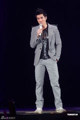 组图：王力宏香港个唱与成龙嘴对嘴热吻