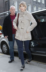 高清组图：泰勒-斯威夫特伦敦街拍马尾辫清新