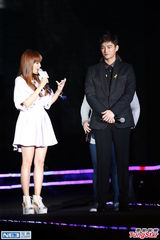 组图：韩星徐仁国申慧星同台pk 秀中文唱经典