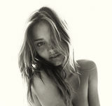 组图：超模米兰达-可儿全裸写真秀身段