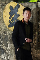 组图：任重旅行大片目光深邃绅士范足