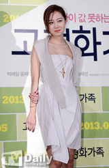 组图：《高龄化家族》试映 孔孝真抹胸短裙清凉