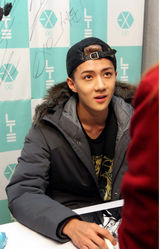 高清组图：EXO亮相粉丝见面会献花样笑容