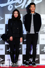 组图：金泰熙尹恩惠等亲临韩片《嫌疑犯》试映