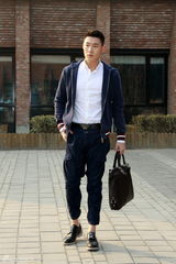 组图：白微冬日混搭街拍凸显型男范儿