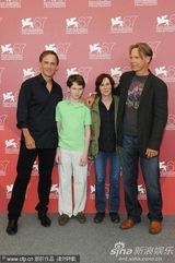 高清：《米克的近路》发布 男星格林伍德“蹲墙角”