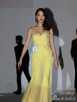 组图：上海选美冠军走秀挤奶 礼服下滑露点