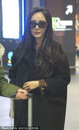 组图：杨幂秘密抵沪捞金 包裹严实难见孕相