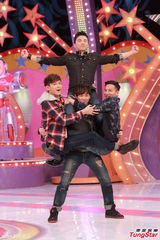 组图：Lollipop F录制《奖门人》凹造型爆笑