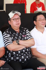 组图：香港巨蛋音乐节f(x)领衔冒台风献歌舞