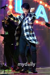 组图：Rain复出舞台彩排 耍帅卖萌魅力不减