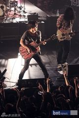 组图：韩国YB乐队等出席拼盘演唱会 众星秀摇滚精神