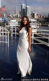 环球小姐奥利维亚庆生 大口吃蛋糕形象全无(图)