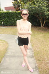 组图：王茗街拍LOOK 裸色上衣搭黑色短裤