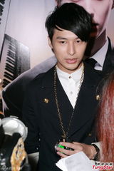 组图：严爵8月底香港开唱 努力练习广东话