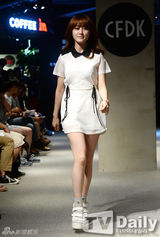 组图：Dal shabet秀彬走秀 黑裙妩媚优雅