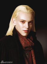 幻灯：《暮光2》曝新海报 意大利吸血鬼家族现身