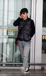 组图：黄渤携美女助理回京 机场被路人索要签名