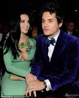 组图：水果姐凯蒂-佩里爆乳秀八字奶 热贴男友