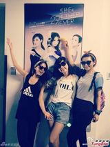 组图：SHE香港巡唱再加一场 想提早来港购物