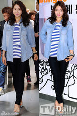 组图：朴信惠出席签名会 牛仔衬衣展干练风