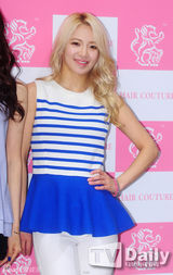 组图：少女时代四成员清新装亮相粉丝会