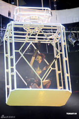 组图：容祖儿香港红馆开唱 与舞伴亲密不尴尬