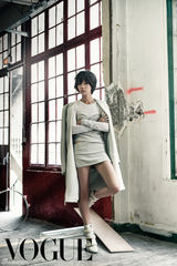 高清图：裴斗娜巴黎写真性感露胸展街头朋克风