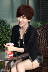 组图：王晓卯短发写真曝光 享秋日午后时光