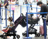 组图：蔡少芬携双女返港 行李超重逼疯辣妈