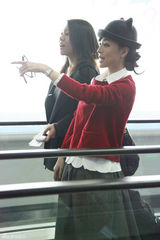 组图：张静初复古学院风现身 猫耳帽清新乖萌