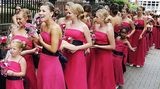 组图：英国女教师婚礼邀请80位伴娘参加