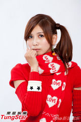 组图：长腿甜心叶子瑄帅气长腿新年照曝光