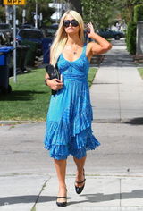 幻灯图：帕丽斯蓝色层叠礼服性感现身 搔首弄姿