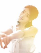 组图：小李琳新写真显融融春意 如幻逆光透柔美