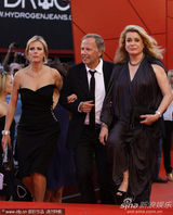 高清图：《傀儡》首映 凯瑟琳-德纳芙大派香吻