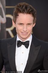 组图：85届奥斯卡红毯-雷德梅尼插兜耍帅