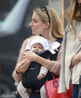 组图：西耶娜-米勒握咖啡带萌女儿出街