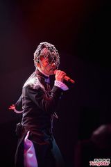 组图：张敬轩个唱上演3D大秀 舞台变身时光机