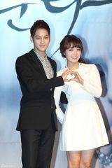 高清组图：宋慧乔透视装宣传新剧 赵仁成帅气