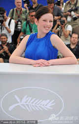 幻灯：《弗兰肯斯坦计划》发布会 导演亲吻女星玉手