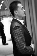 组图：何洁婚纱照花絮曝光 与赫子铭甜蜜互动