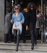 高清组图：蕾哈娜伦敦街拍牛仔短裤搭配高筒靴