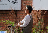 组图：张歆艺798独自骑车游玩 摘花折枝心情好